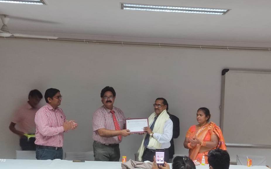Dr L.K. Sharma, Scientist-in-Charge, Khurja Centre presenting the Cetificate to Shri Kali Charan Singh, Principal Technical Officer upon superannuation from Council Service in October, 2020
