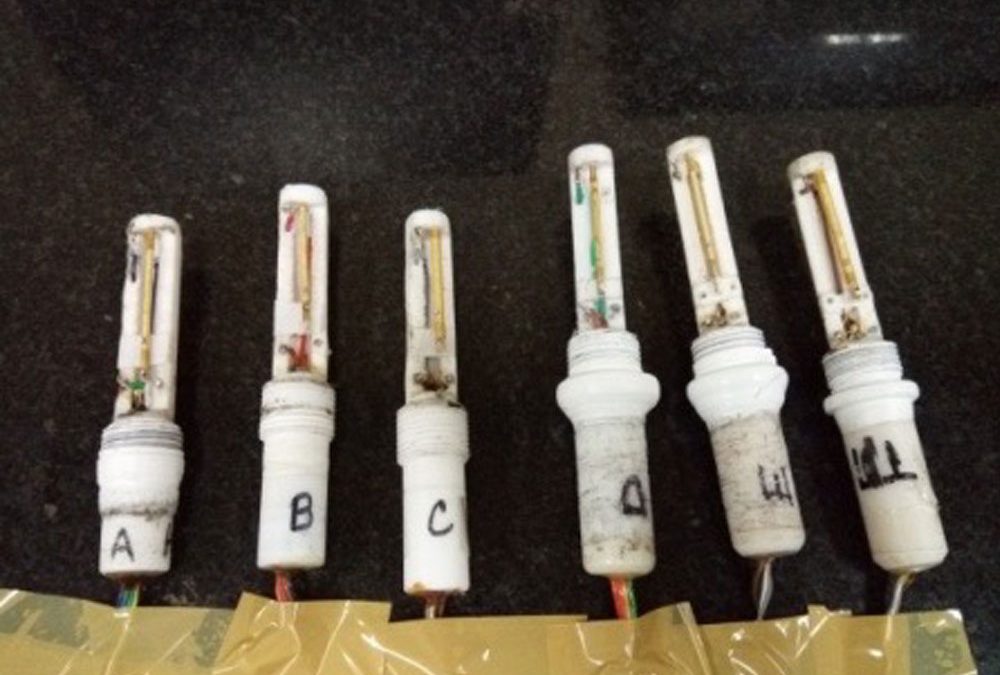 Fast recovery trace moisture sensor and meter for detection of trace moisture present in transformer oil