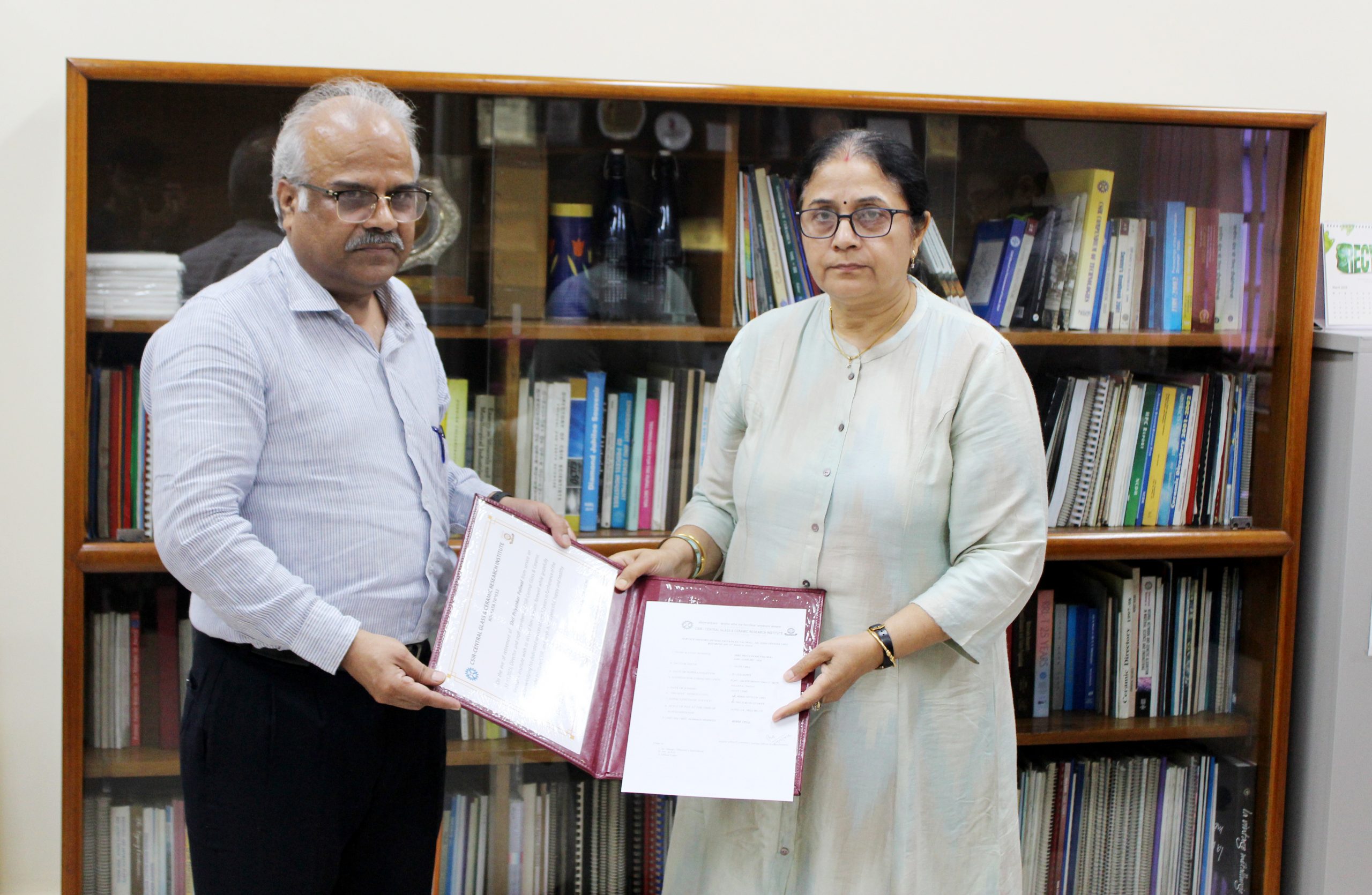 Director presenting retirement certificate to Sri Priyankar Paliwal