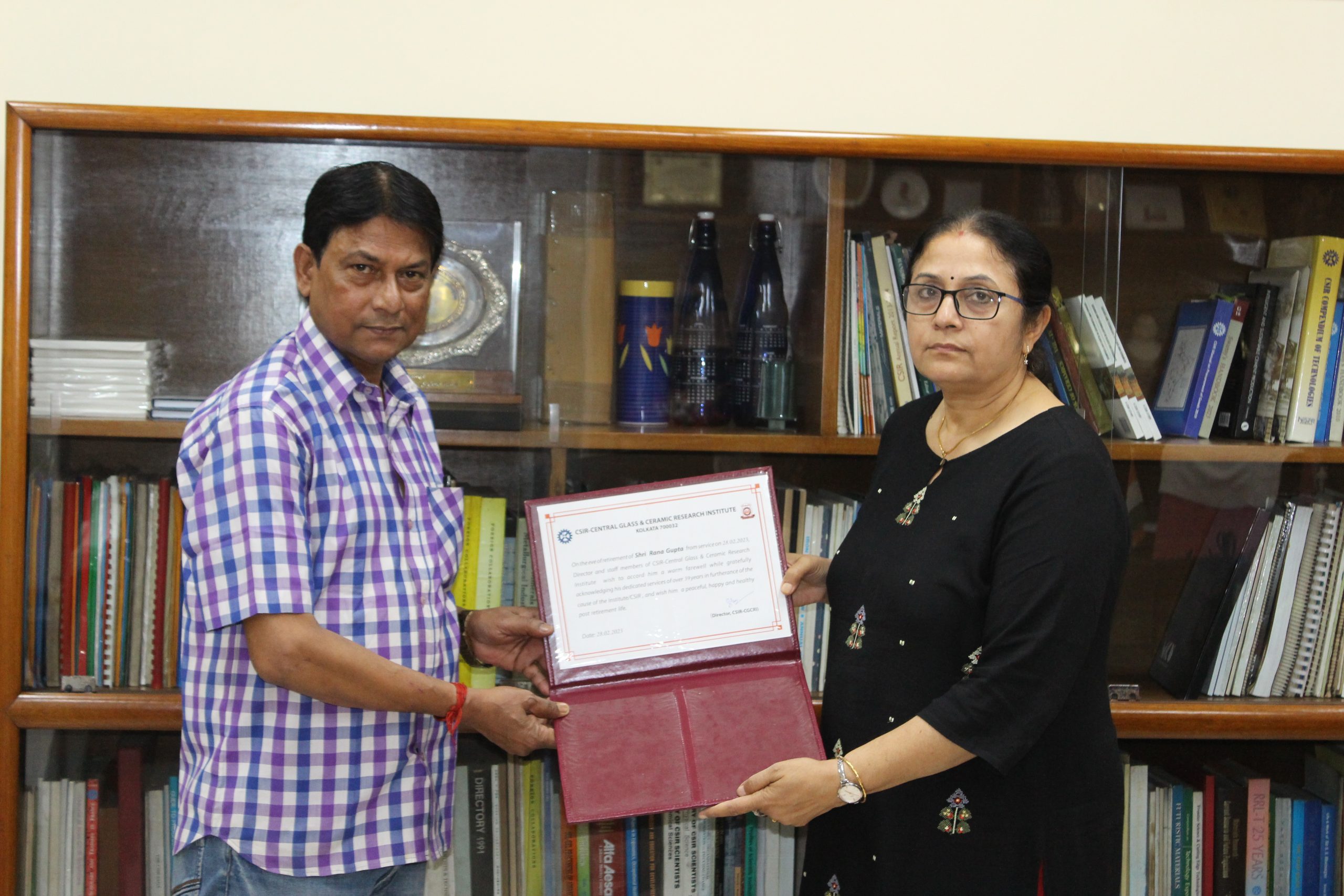 Director presenting retirement certificate to Sri Rana Gupta